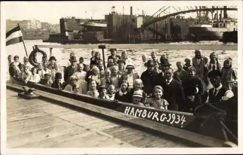 Foto Ak Hamburg, Hafen, Werft, Rundfahrt-Boot, Passagiere, Gruppenbild 1934