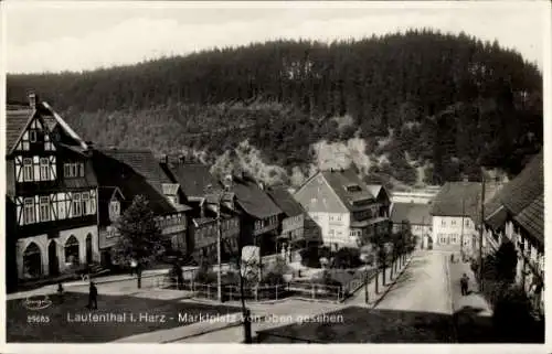 Ak Lautenthal Langelsheim im Oberharz, Marktplatz, Blick von oben, Fachwerkhaus