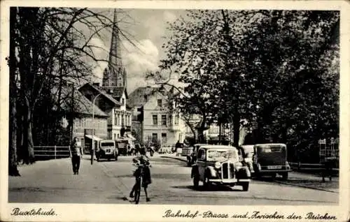 Ak Buxtehude in Niedersachsen, Bahnhof-Straße, Zwischen den Brücken, Fahrrad, Autos, Kirche