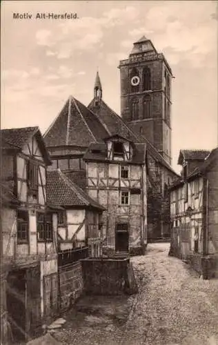 Ak Bad Hersfeld in Hessen, Straßenpartie mit Blick zur Kirche