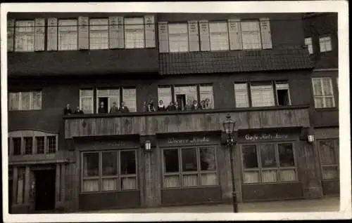 Foto Ak Berlin Charlottenburg, Bismarckstraße 109, Cafe Kutschera, Personen auf einem Balkon