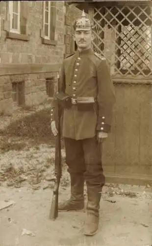 Foto Ak Deutscher Soldat in Uniform, Portrait, Gewehr, Pickelhaube