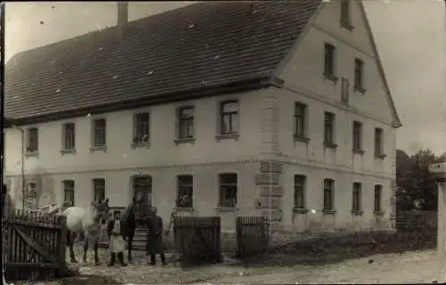 Foto Ak Beyerberg Ehingen in Mittelfranken, Männer mit Pferden vor einem Wohnhaus