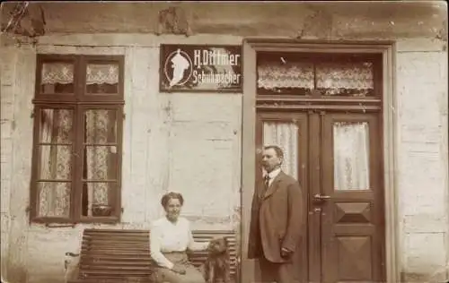 Foto Ak Rotenburg an der Wümme, Schuhmacher H. Dittmer vor seiner Werkstatt, Frau, Hund