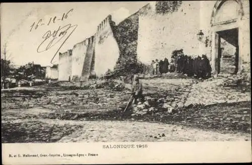 Ak Saloniki Griechenland, Zerstörte Stadt 1916, Soldat sitzt vor einer Ruine