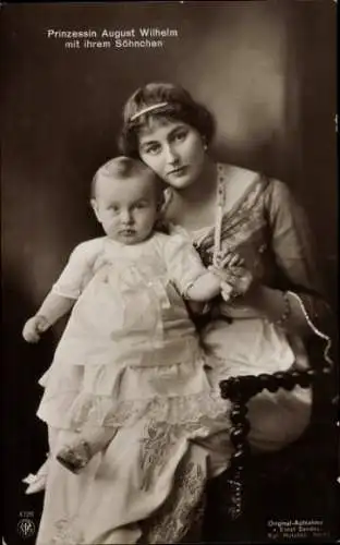 Ak Alexandra Viktoria von Schleswig Holstein Sonderburg Glücksburg mit Sohn, Ehefrau August Wilhelm
