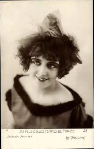 Ak Les plus belles femmes de France, le Brocart