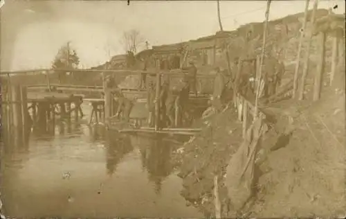 Foto Ak Deutsche Soldaten in Uniformen, Unterstände im Hochwasser, I WK