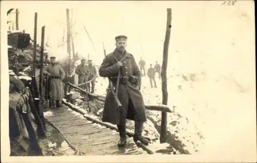 Foto Ak Deutsche Soldaten in Uniformen im Winter, I WK