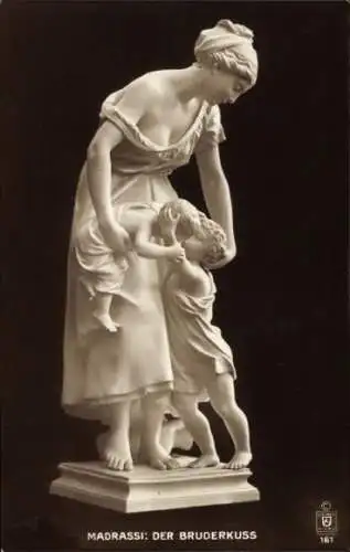 Ak Plastik von Madrassi, Bruderkuss, Mutter, Söhne