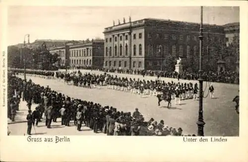 Ak Berlin Mitte, Unter den Linden, Militärparade