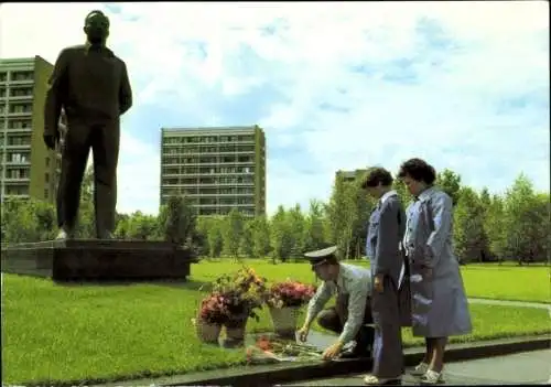 Ak Kosmosflug UdSSR DDR, Sigmund Jähn mit Frau und Tochter, Gagarin Denkmal Swjosdny Gorodok