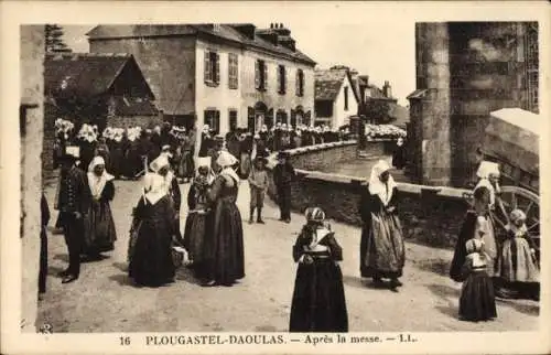 Ak Plougastel Daoulas Finistère, nach der Messe, Einheimische in Tracht