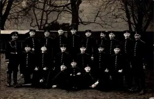 Foto Ak Potsdam, Soldaten in Uniform, Gruppenbild