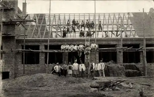 Foto Ak Plötz Wettin-Löbejün Sachsen Anhalt, Baustelle, Hausbau, Handwerker, Dachdecker