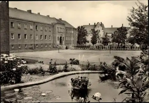 Ak Eisenberg im Saale Holzland Kreis, Umschulungswerkstätten, Teich, Springbrunnen