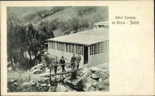 Ak Jujuy Argentinien, Hôtel Termas de Reyes, Männer auf einer Brücke