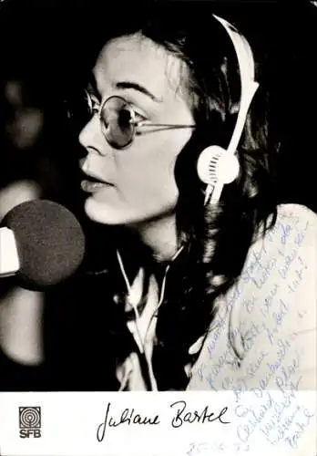 Ak Schauspielerin Juliane Bartel, Portrait am Mikrophon, Autogramm