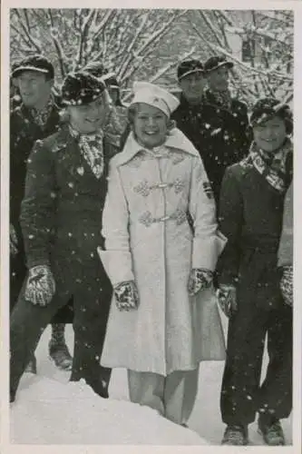 Sammelbild Olympia 1936 Band I Gruppe 56 Bild 4 Sonja Henie wartet auf den Einmarsch ins Stadion