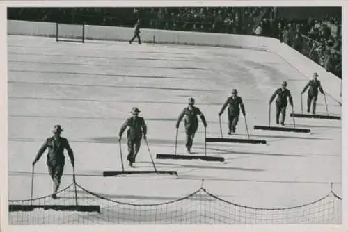 Sammelbild Olympia 1936, Petersburger Schlittenfahrt, Säubern der Eisfläche, Werdenfelser Tracht