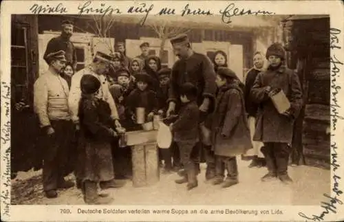Ak Lida Weißrussland, Deutsche Soldaten verteilen warme Suppe an die arme Bevölkerung