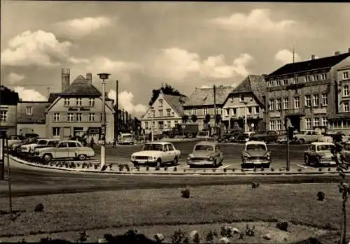 Ak Bergen auf der Insel Rügen, Karl-Marx-Platz, Autos, Wartburg, Trabant