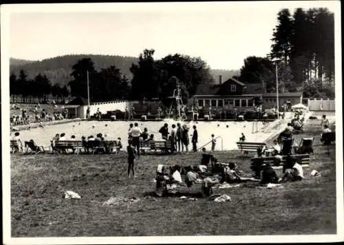 Ak Finsterbergen Friedrichroda im Thüringer Wald, Waldschwimmbad, Sprungturm, Badegäste