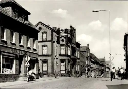 Ak Warin in Mecklenburg, Ernst-T>hälmann-Straße, Geschäft Heinrich Schröder