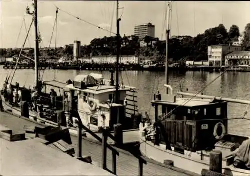 Ak Sassnitz auf Rügen, Hafen Boote