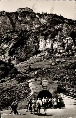 Ak Berchtesgaden in Oberbayern, Kehlsteinhaus, Tunneleingang zum Aufzug, Wanderer