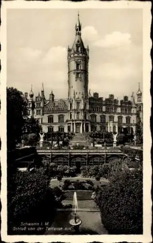 Ak Schwerin in Mecklenburg, Schloss von der Terrasse aus, Gartenanlage, Brunnen