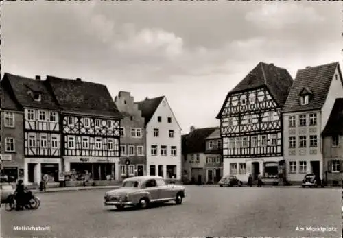 Ak Mellrichstadt in Unterfranken, am Marktplatz, Autos, Fachwerkhäuser