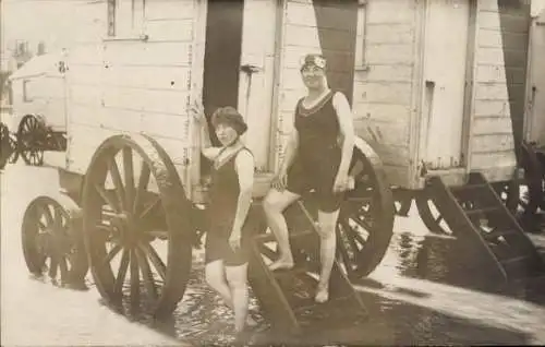 Foto Ak Zwei Frauen in Badeanzügen am Badewagen