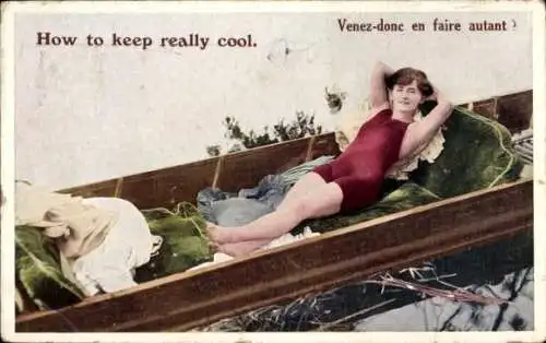 Ak Frau im Badeanzhug liegt in einem Ruderboot