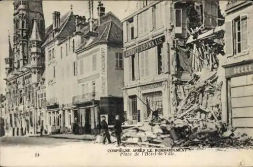 Ak Compiègne Oise, Place de l’Hôtel de Ville, nach dem Bombenanschlag