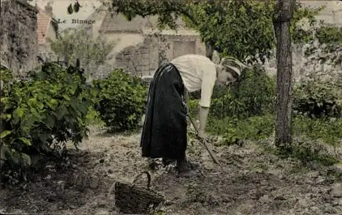 Ak Frau arbeitet im Garten, Hacke, Gärtnerin