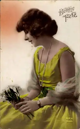 Ak Glückwunsch, Frau-Portrait, Gelbes Kleid, Perlen