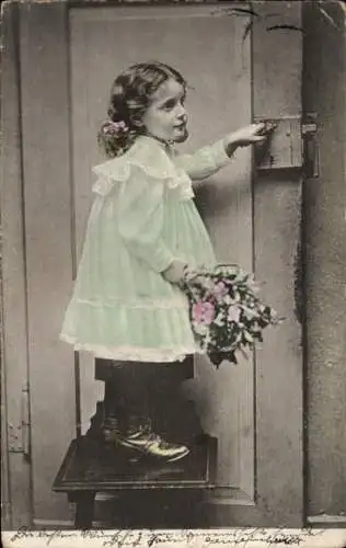 Ak Mädchen mit Blumenstrauß an der Tür