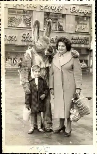 Foto Ak Frankfurt am Main, Person im Hasenkostüm mit Frau und Kind, Parfumerie Korberger