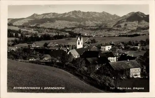 Ak Schwarzenberg in Vorarlberg, Blick über den Ort auf Gebirge