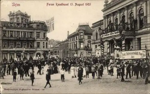 Ak Skien Norwegen, Menschenmenge vor dem Rathaus, 13. August 1905, Festschmuck