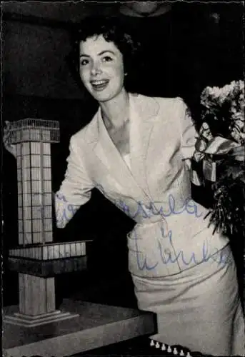 Ak Schauspielerin Margit Nünke, Portrait mit Blumenstrauß, Autogramm