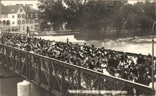 Foto Ak Landsberg am Lech Oberbayern, Festumzug auf einer Brücke