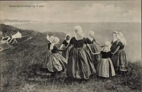 Ak Zeeland Niederlande, Dünen, tanzende Mädchen in Trachten