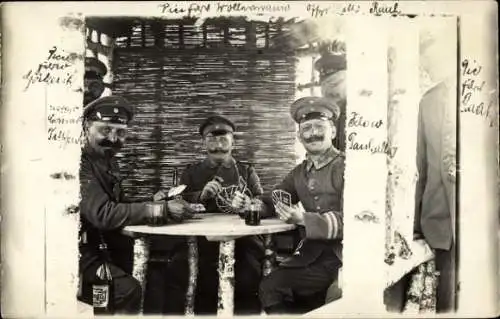 Foto Ak Deutsche Soldaten in Uniformen spielen Karten