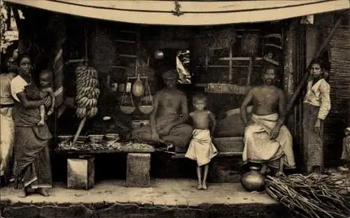 Ak Ceylon Sri Lanka, Marktstand, Früchte, Einheimische, Gruppenbild