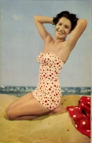 Ak Brünette Frau im gepunkteten Badeanzug am Strand