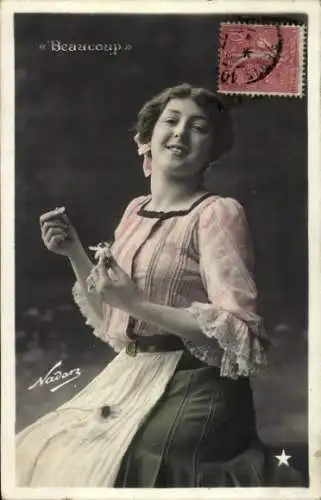 Ak Portrait einer jungen Frau, Schürze, Blume