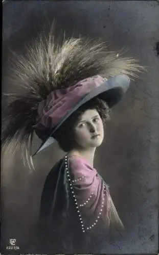 Ak Frau-Portrait, Großer Hut mit Federn
