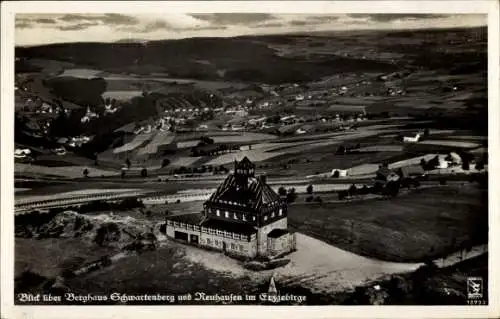 Ak Neuhausen im Erzgebirge, Berghaus Schwartenberg, Panorama, Fliegeraufnahme